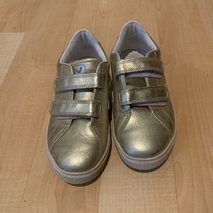 Worn 3 times and already grown out of the size!